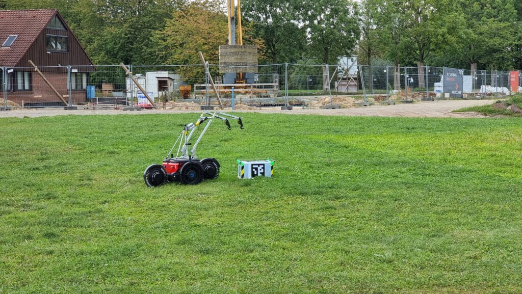 Der Rover kurz vor dem Greifen des Pakets