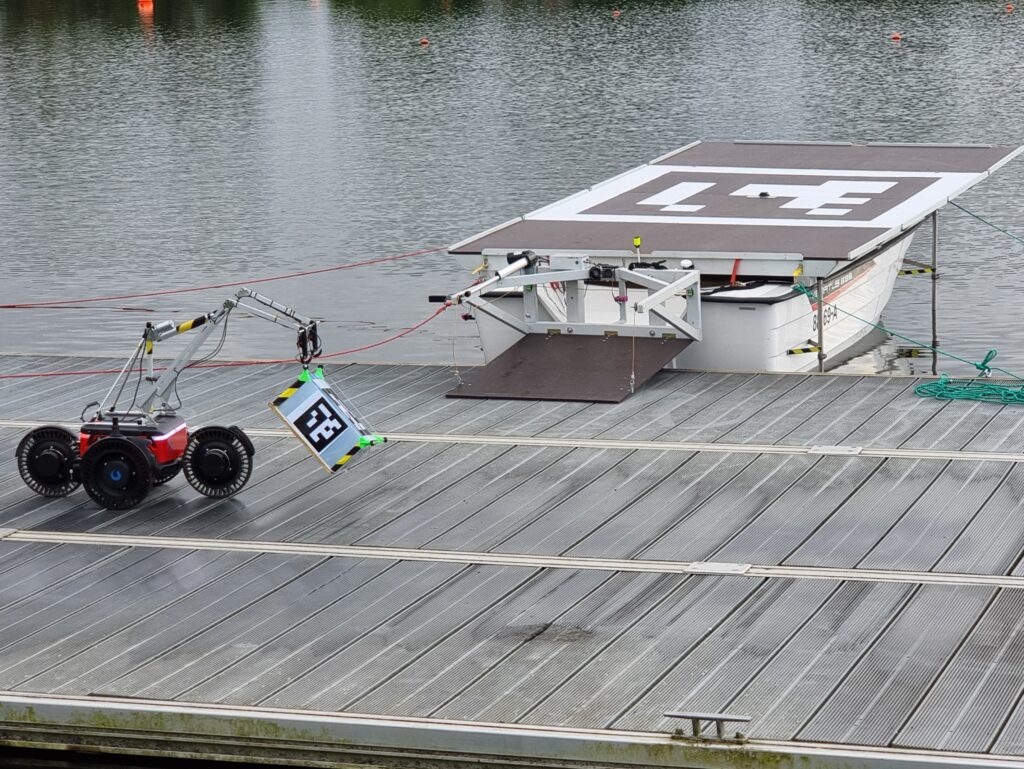 Rover mit Paket auf dem Weg zum Boot