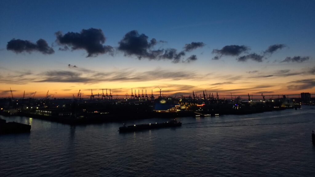 Hamburger Hafen bei Abenddämmerung