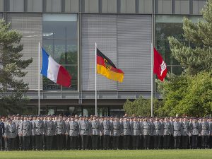 Soldaten stehen in Formation vor der französischen und deutschen Staatsflagge und der Hamburger Flagge