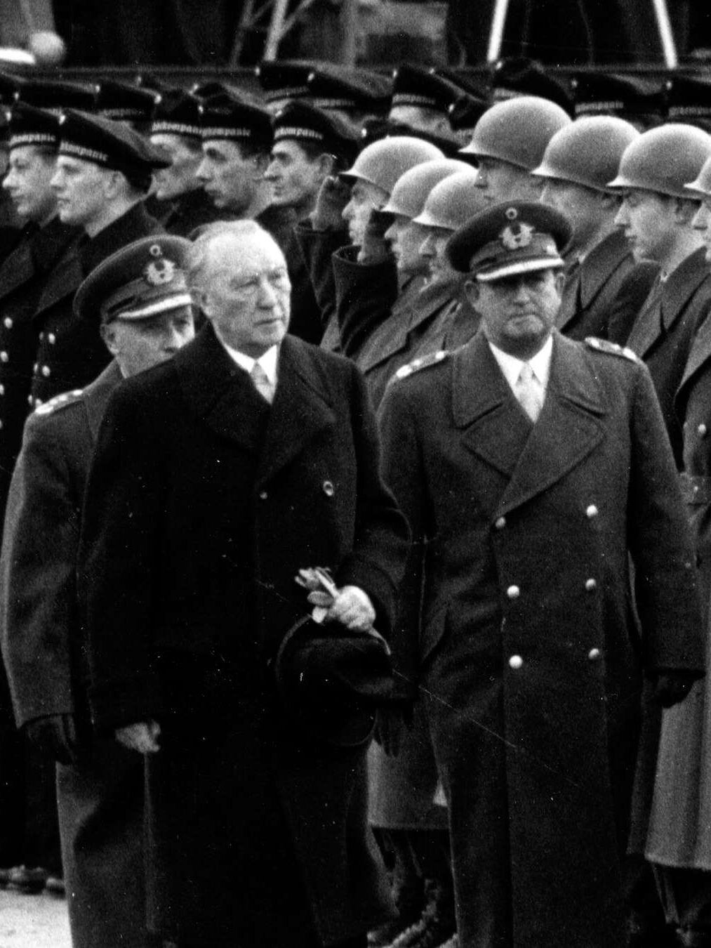 Bundeskanzler Adenauer besucht die Soldaten der neu aufgestellten Bundeswehr in Andernach 1956. V.l.n.r. Verteidigungsminister Theodor Blank, Generalleutnant Adolf Heusinger, Adenauer, Generalmajor Hellmuth Laegeler.